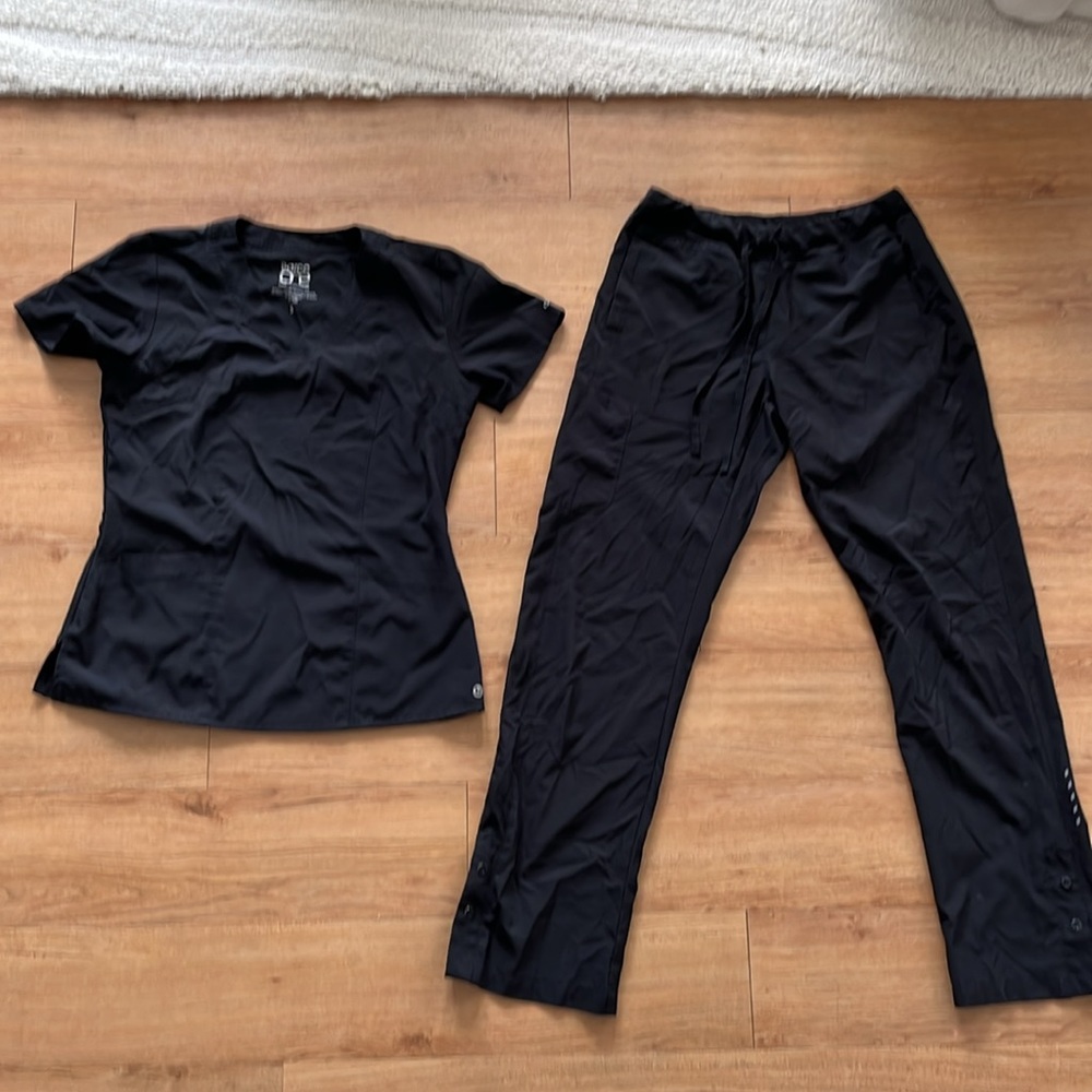 Women’s BARCO Scrub Top & Bottom in BLACK size Small